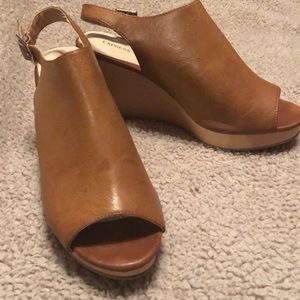 Express light brown leather open-toed wedges